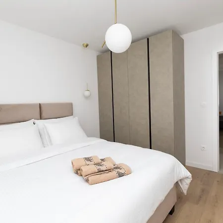 Luxury With Free Parking&terrace Apartment *