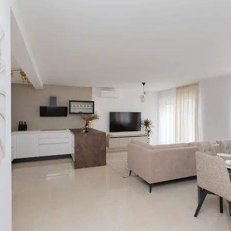 Luxury With Free Parking&terrace Apartment Split