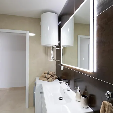 Luxury With Free Parking&terrace Apartment