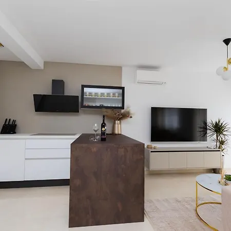 Luxury With Free Parking&terrace Apartment Split